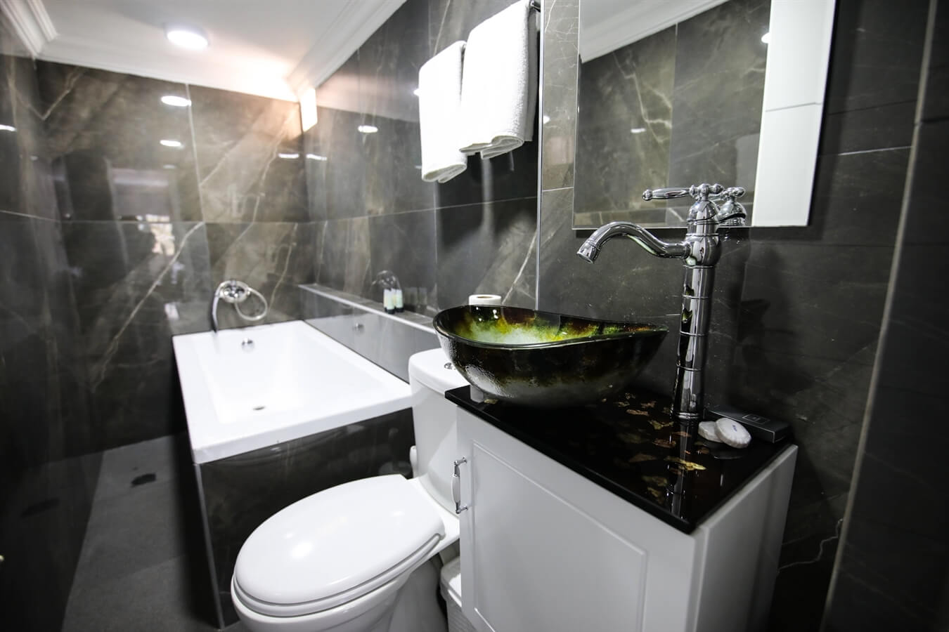 תמונה של חדר זוגי עם אמבט - 5