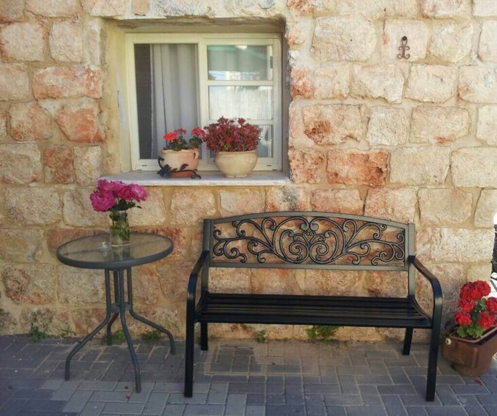 תמונה שצולמה בהחצר של קובי - בקתות אבן רומנטיות - 1 תמונה של החצר של קובי - בקתות אבן רומנטיות - 1
