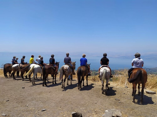 תמונה של רכיבה על סוסים