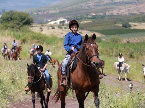 תמונה של רכיבה על סוסים