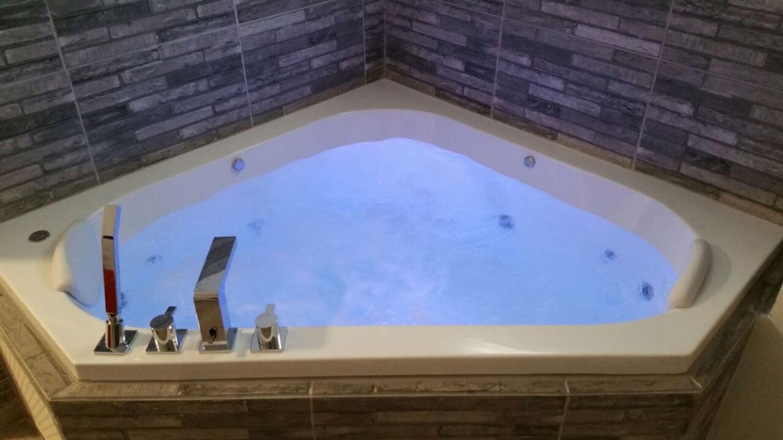 תמונה של סוויטה מפוארת עם ג'קוזי - 1 תמונה של סוויטה מפוארת עם ג'קוזי - 1