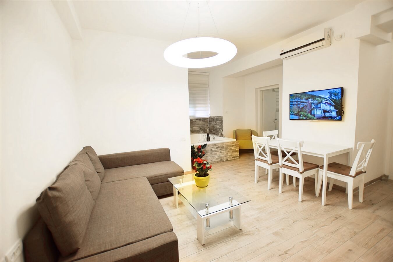 תמונה של סוויטה לאקצ'ורי - 1 תמונה של סוויטה לאקצ'ורי - 1