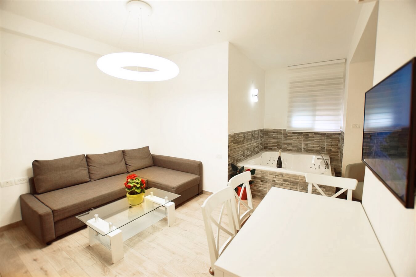 תמונה של סוויטה לאקצ'ורי - 3 תמונה של סוויטה לאקצ'ורי - 3