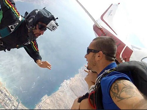 תמונה של צניחה חופשית מעל מפרץ אילת