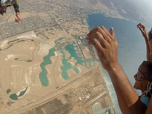 תמונה של צניחה חופשית מעל מפרץ אילת