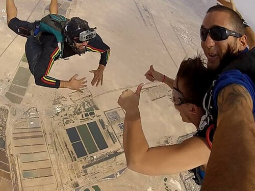 תמונה של צניחה חופשית מעל מפרץ אילת