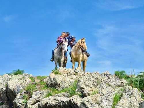 תמונה של רכיבה על סוסים