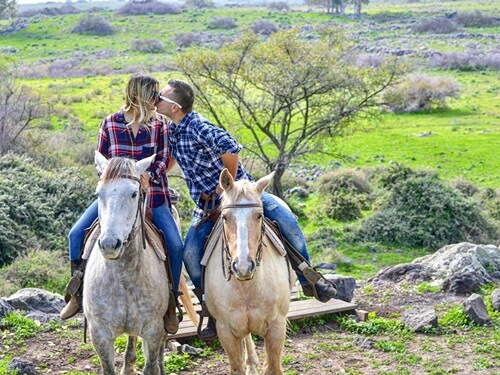 תמונה של רכיבה על סוסים