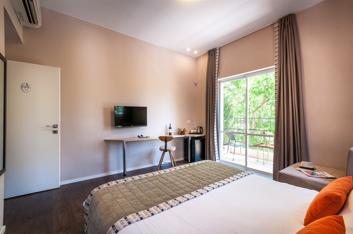 תמונה של טירה עם מרפסת - 4