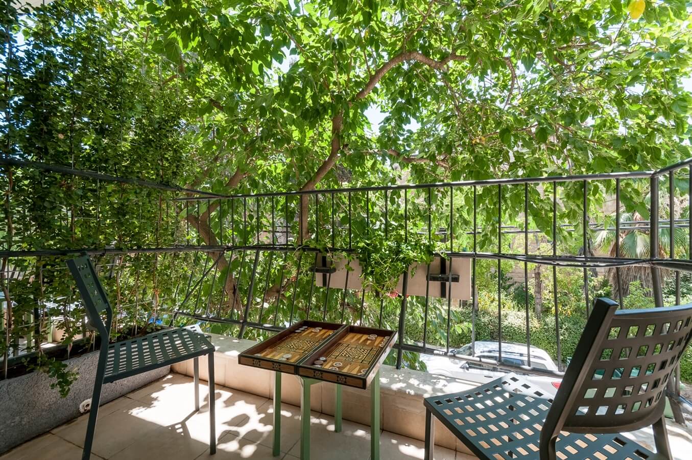 תמונה של טירה עם מרפסת - 2