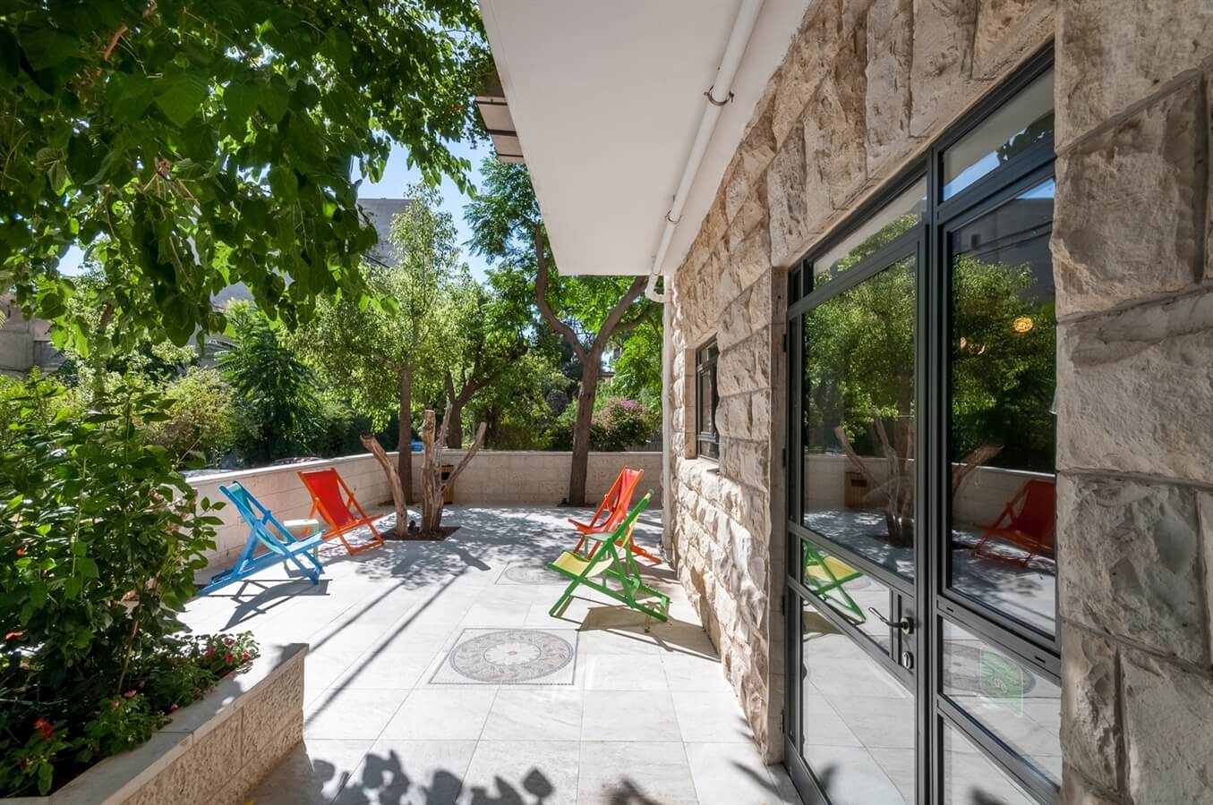 תמונה של טירה עם גינה - 4