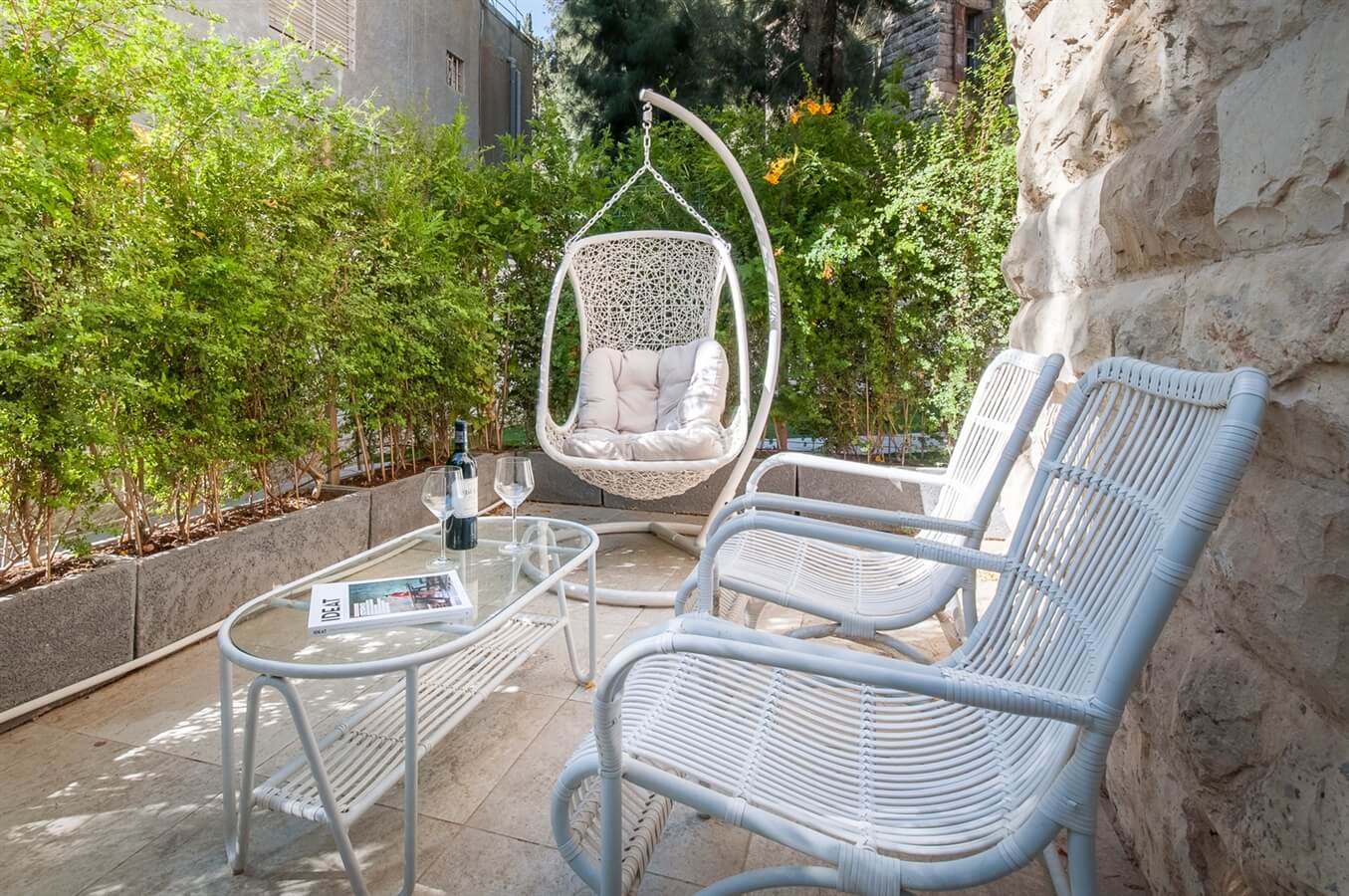 תמונה של טירה עם גינה - 5