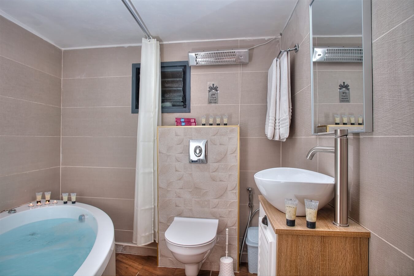 תמונה של בקצה הסמטה המשפחתי - 3