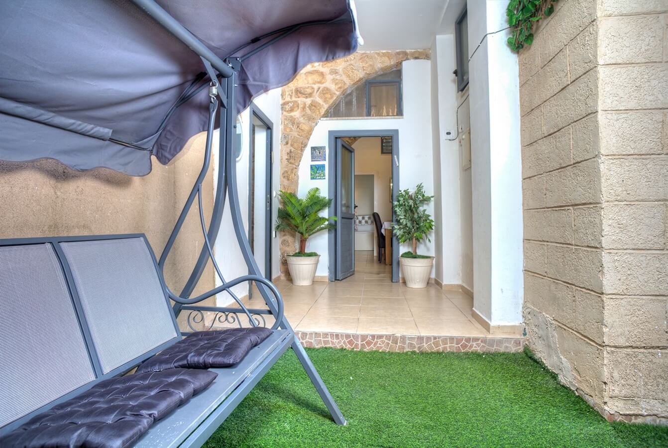 תמונה של בקצה הסמטה המשפחתי - 4