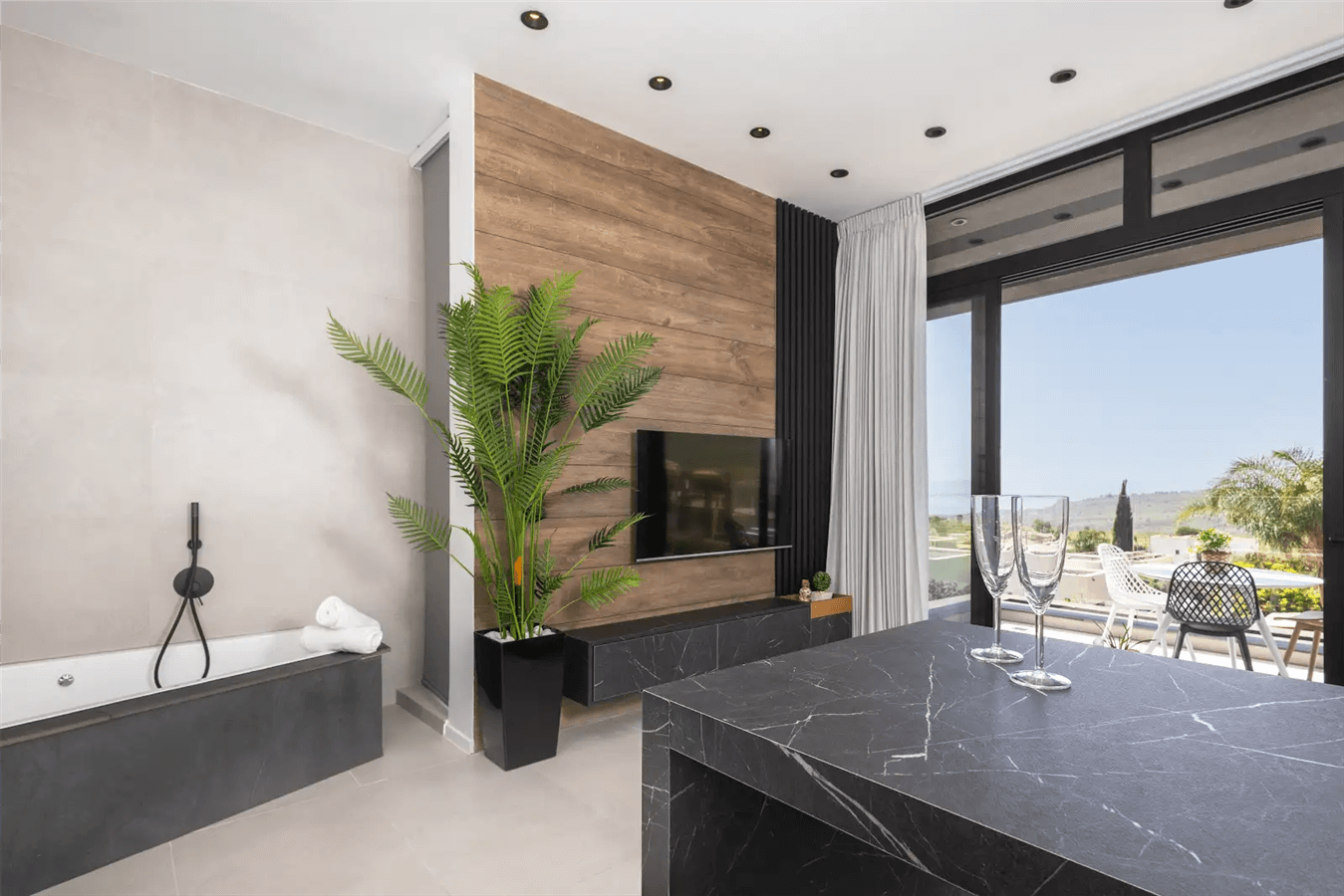 תמונה של סוויטת נוף עם ג'קוזי - 3