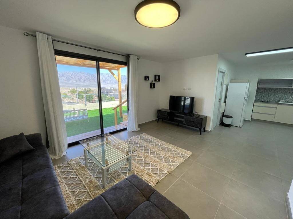 תמונה שצולמה באירוח מול הרי אדום - 1 תמונה של אירוח מול הרי אדום - 1