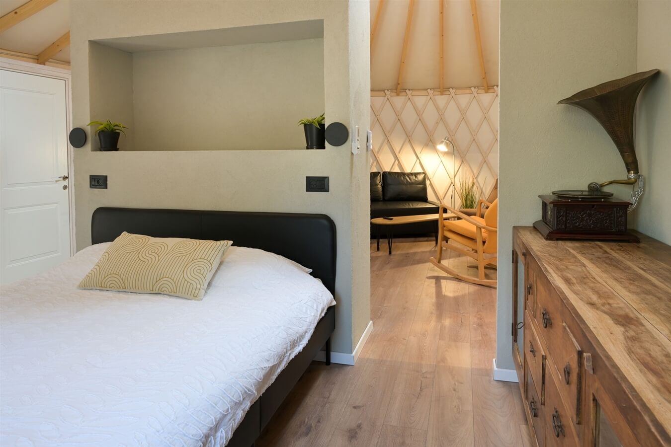 תמונה של היורט - 2