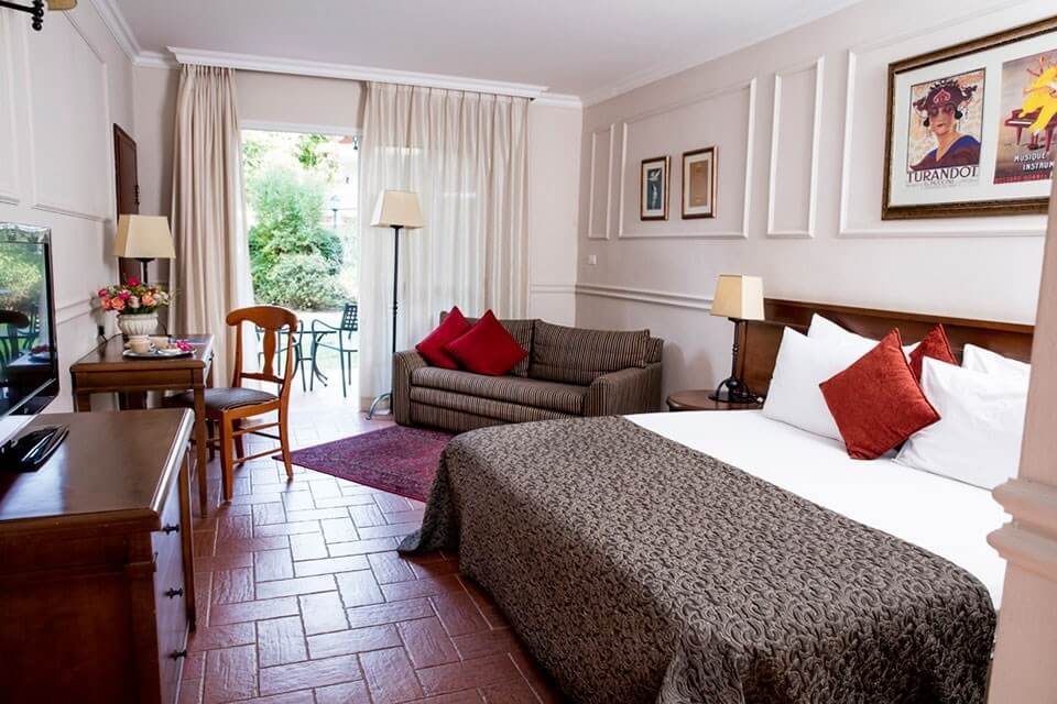 תמונה של חדר קלאסיק עם יציאה לדשא - 5