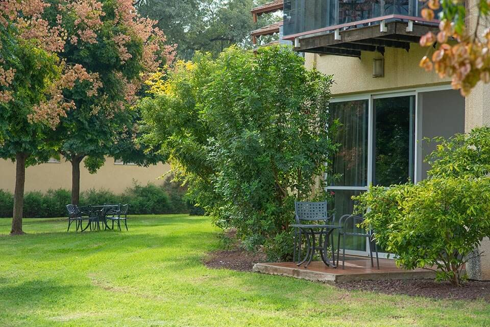 תמונה של חדר קלאסיק עם יציאה לדשא - 9