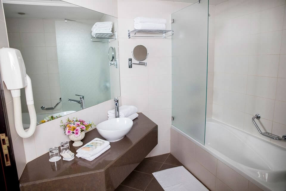 תמונה של חדר קלאסיק עם יציאה לדשא - 7