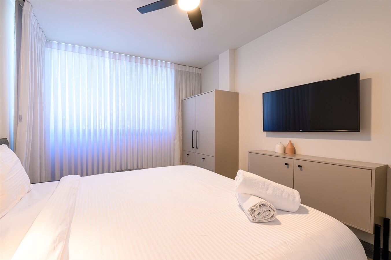 תמונה של סוויטות עם נוף לבריכה / עיר - 7