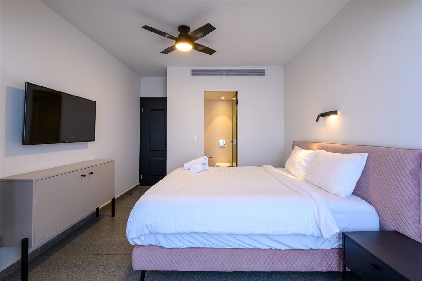 תמונה של סוויטות עם נוף לבריכה / עיר - 10