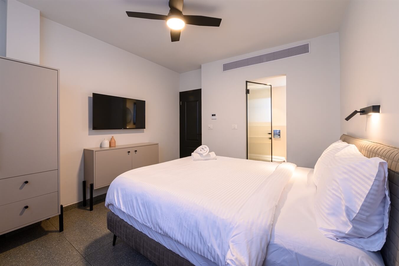 תמונה של סוויטות עם נוף לבריכה / עיר - 4