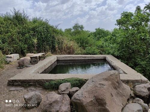 תמונה של המעיין ומשולש הגבולות