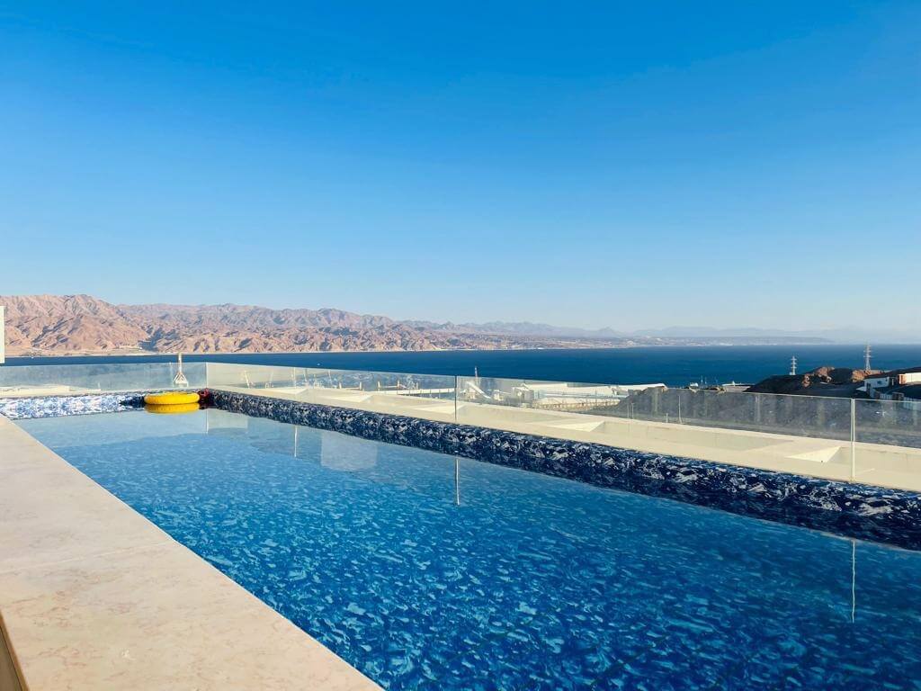 תמונה שצולמה בליאו מול הים - 1 תמונה של ליאו מול הים - 1