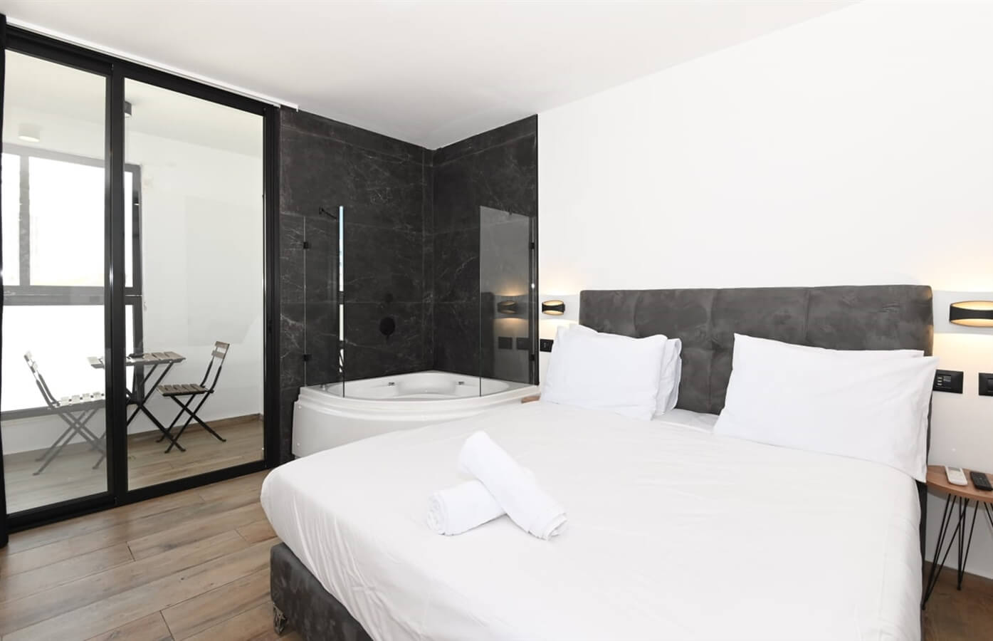 תמונה של קלאסיק זוגי - מרפסת לים - 5